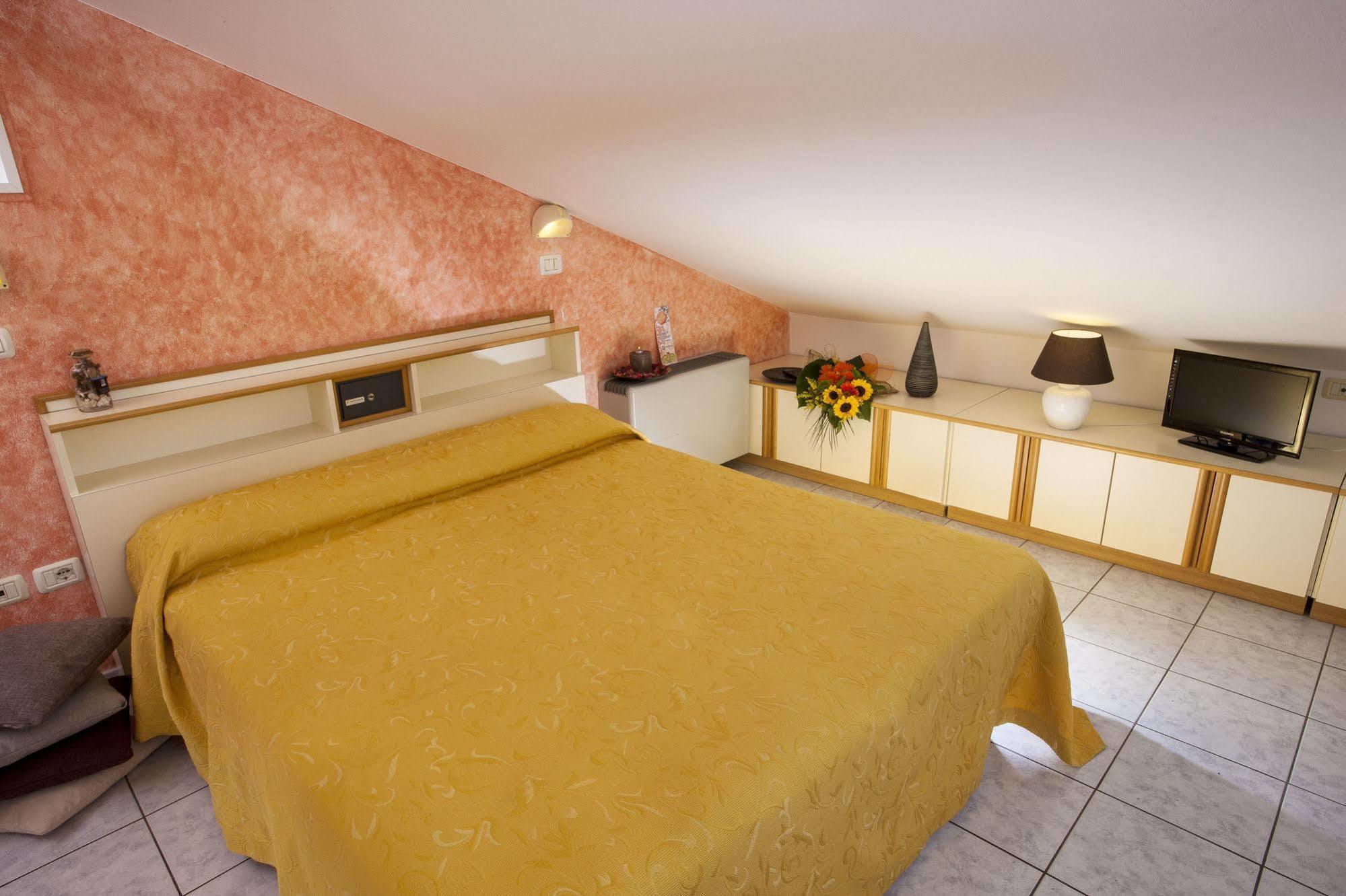 Hotel Locanda Rosy Каттолика Экстерьер фото